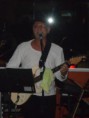 Manoel Jorge (lead singer, guitarra base e backing vocals)