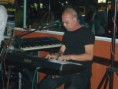 Larry Medeiros (Teclados e Backing Vocal)